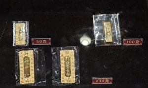 菜百卖黄金的队伍，一眼望不到头