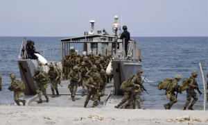 敬酒不吃吃罚酒？ “坐滩” 破舰刚获得补给，菲方又立即备战台海