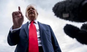 普京罕见身着军装，卢卡申科却当他的面，把“敌军”请到家里来