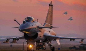 三线腾飞！中国歼10A退役遭多国疯抢，美军F16却堆仓库生锈！