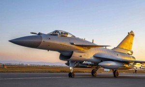 歼-10CE遭遇最强挑战者，巴铁急购霹雳-17应对危局