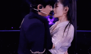 跨年零点时刻好精彩！肖战忙着握手合影，何炅飞奔向汪涵维嘉拥抱