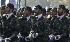 伊朗2000枚导弹对准美基地，中国把话带到，特朗普按下开战暂停键