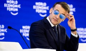 被特朗普狠狠教训后，马克龙戴着墨镜硬刚美国，向中方发邀请函，呼吁中方加大对欧投资