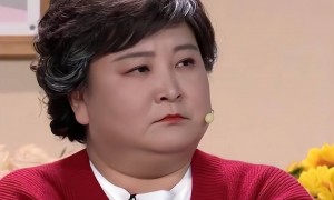 外媒的镜头好真实啊，43岁贾玲最新状态：面相变了跟换了魂一样