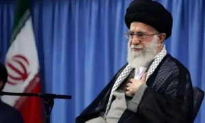 特朗普又要打伊朗！核航母和B-2已待命，中国16架运-20紧急支援？