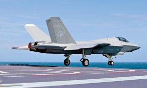 福建舰演训归来，折叠翼歼-35首次亮相！甲板停机量提升50%，8架舰载机列阵福建舰甲板