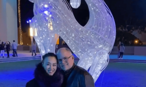 60岁邬君梅自曝丈夫已去世，试管9次失败，去年12月带养子露面！