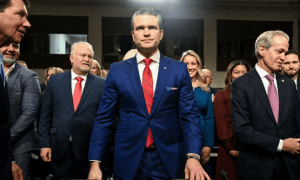 特朗普访华前，美国模拟与中国战机对战，集结100架战机，结果很意外