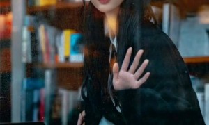 林俊杰女友七七颜值火出圈！AI建模脸撞脸芭比，21岁年龄差吵翻全网