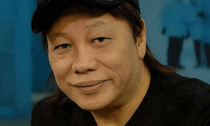 “陈真”梁小龙：定居成都当老板，77岁身手矫健，儿女双全很幸福