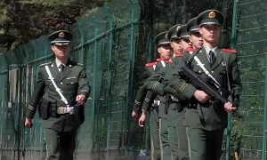 美国驻华大使馆大门口，为何是中国军人持枪站岗？一站就是50多年