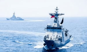 美菲军舰南海遭遇震撼一幕，中方052D驱逐舰逼近到7海里，难怪美军不敢造次！