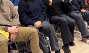 郎平和家人看比赛，退休后更显年轻，白浪反倒显老，母女似同龄人