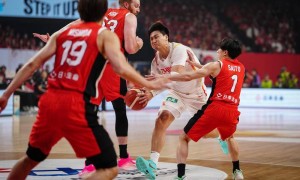 裁判太偏了？！赵睿10分+犯满离场 8罚全中回击质疑