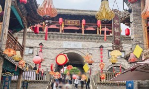 石家庄一景区大门上方楼阁垮塌，屋顶被掀、建筑构件散落地面，当地：暂未接到人员伤亡报告