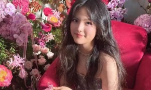 王诗龄开学王岳伦送机！穿学院风显腿短衣品不如爸爸，瘦出尖下巴