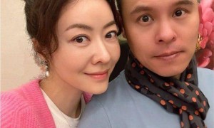 熊黛林和婆家人旅游，百亿婆婆同框出镜，大姑姐郭可盈很漂亮