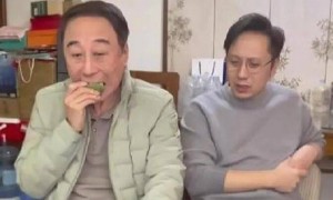 他是冯巩的独子，手握多家企业管理权，如今41岁却还是单身