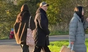 胡可14岁儿子晒留学生活，住60平套房有两面墙衣柜，吃火鸡面解馋