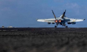 不等中俄驰援，伊斯兰革命卫队动手，6艘快艇围捕美国油轮，美军击落伊朗无人机