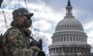 特朗普脖子被发现异常，白宫瞒不住了，只好承认，总统确实正在接受治疗