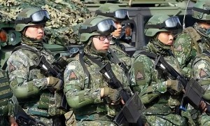 医疗运输机旁的解放军战机，是“沉默注视”，还是围台行动预演？