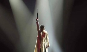 陈小春骑行蒙面装备严实，眉眼和儿子Jasper一模一样，网友：绝对是亲生的！