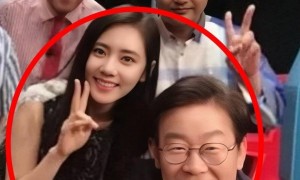 在家是斗不过老婆的“受气包”，出门是韩国总统，李在明夫妇的综艺搞笑名场面，藏着最狠的反转人生