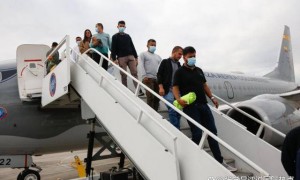 和特朗普对骂一年，这国元首突然怂了，相比马杜罗，他要自己上门