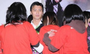 不足24小时，央媒2次公开点名谢霆锋，网友：王菲可以放心了