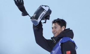 大跳台世界杯云顶站单板滑雪 苏翊鸣夺赛季首冠葛春宇摘银