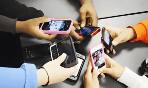 原创 
            消费者猛抢，4999的iPhone17已无货，国产手机恐慌了