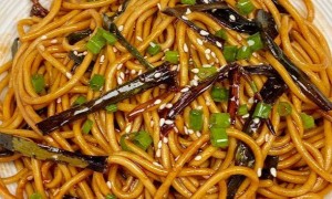 湖南风味葱油拌面：葱白葱绿慢熬香，酱汁裹面超入味