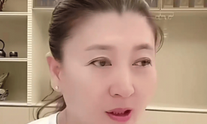 闫学晶哭穷后续：关闭评论，儿子账号私密！衣帽间能打球却喊穷？她犯了个致命错误