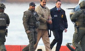 马杜罗首次出庭细节：坐下前对旁听席说“新年快乐”