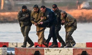 马杜罗身后被一个壮汉摁着头往前推的人不是秘书，而是马杜罗夫人