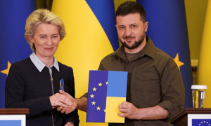 被泽连斯基痛骂后，欧洲拿出对乌重建计划，8000亿美元已经准备好