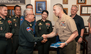 柬埔寨无条件开门迎客，美军舰停靠中国援建基地，中美军舰近距离隔空相望