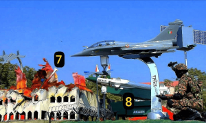 印度忙抓遮羞布，借阅兵宣告全球：击毁巴铁预警机，还炸了红旗9雷达