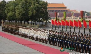 斯塔默访华有趣细节：下飞机后手足无措，英人不满比仪仗队矮太多