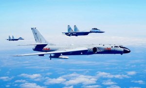 解放军轰6K突破美菲演习区，模拟打击敌军舰，用行动敲打菲律宾