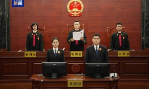 李微微被判无期，满头白发出庭受审