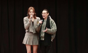 海俊杰丧妻后罕见露脸，面容憔悴瘦了一圈，提及亡妻当众泣不成声