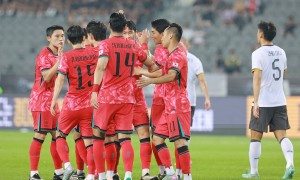 东亚杯-李东炅世界波朱辰杰冒顶送礼 国足首战0-3完败韩国