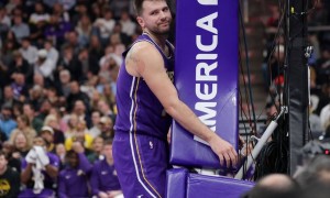 卢卡超级三双不手软 詹姆斯再秀隔扣轻伤不退赛