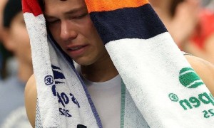 原创 
            美网再爆大冷！本土宠儿决胜盘伤退泪洒赛场，37岁老将首进16强