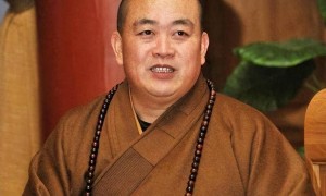 李湘被释永信亲吻旧照曝光：画面辣眼，表情透露她内心有多尴尬