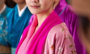 大S离世一周年，S Hotel酒店大门被木板封住，那串珍珠项链还挂着