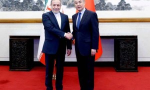 殉难之前，哈梅内伊留下了一张照片，内容很不寻常，中伊保持密切联系